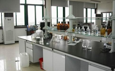 一整套成都實驗家具包含哪些家具與設備？